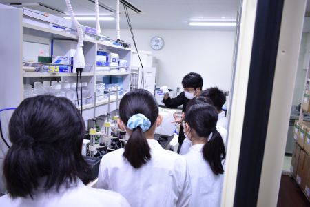 令和8年度「小中学生のための医学研究者・医師・看護師体験教室」医学研究者01